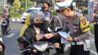 Operasi Keselamatan Rinjani 2025, Polres Lobar Edukasi Pengendara dengan Hadiah Sayuran