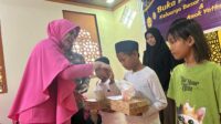 Indahnya Ramadan: Polsek Lembar Tebar Kebaikan di Jalan Dato Kedaro