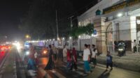 Suasana Khusyuk Tarawih di Kediri, Polisi Siaga Amankan Ibadah