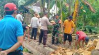 Jalan Putus di Sekotong, TNI-Polri dan Warga Gotong Royong Bangun Jalan Darurat