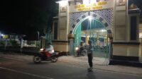 Jamin Kenyamanan Jamaah, Polsek Sekotong Kawal Tarawih Hingga Usai