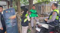 Lombok Barat, NTB – Kepolisian Resor Lombok Barat (Polres Lobar) menunjukkan komitmennya dalam menjaga kesehatan dan kesejahteraan Masyarakat. Khususnya para pengemudi ojek online (ojol), melalui kegiatan pemeriksaan kesehatan dan pemberian vitamin gratis. Inisiatif SI DOKKES Polres Lombok Barat Kapolres Lombok Barat, Polda NTB, AKBP Yasmara Harahap, S.I.K., melalui Kepala Bagian Sumber Daya Manusia (Kabag SDM), AKP Dewi Komalasari, S.H., mengatakan bahwa program pemeriksaan kesehatan gratis ini diinisiasi oleh Bidang Kedokteran dan Kesehatan (Dokkes) Polres Lombok Barat. Dengan fokus utama pada kelompok masyarakat yang memiliki mobilitas tinggi dan rentan terhadap berbagai risiko kesehatan. "Kami ingin memastikan bahwa para pengemudi ojek online, sebagai salah satu garda terdepan perekonomian digital, tetap dalam kondisi prima," ujar Kepala Bagian Sumber Daya Manusia (Kabag SDM) Polres Lombok Barat, AKP Dewi Komalasari, S.H. Kegiatan ini secara spesifik dilaksanakan pada Kamis (12/6/2025), dipusatkan di area yang mudah dijangkau oleh para pengemudi ojek online di wilayah Lombok Barat. Antusiasme terlihat dari kehadiran para peserta yang berbondong-bondong untuk memeriksakan kondisi kesehatan mereka. Manfaat Langsung bagi Pengemudi Ojek Online Dalam kegiatan ini, para pengemudi ojek online mendapatkan beragam layanan kesehatan, termasuk pemeriksaan tekanan darah, cek gula darah, serta konsultasi kesehatan singkat dengan tenaga medis dari Dokkes Polres Lombok Barat. Selain itu, mereka juga diberikan suplemen vitamin untuk menjaga daya tahan tubuh, terutama mengingat intensitas kerja yang tinggi di jalan raya. "Kami sangat terbantu dengan adanya program seperti ini. Kadang kami tidak sempat memeriksakan kesehatan karena sibuk bekerja," tutur salah satu pengemudi ojek online yang enggan disebutkan namanya. "Pemberian vitamin juga sangat bermanfaat, apalagi di musim pancaroba seperti sekarang." Target dan Dampak Positif Pada kesempatan ini, Polres Lombok Barat menargetkan setidaknya 25 orang pengemudi ojek online dapat terlayani. Angka ini diharapkan dapat terus meningkat pada kegiatan serupa di masa mendatang. AKP Dewi Komalasari menambahkan bahwa target 25 orang ini adalah awal. “Kami berharap kegiatan ini dapat menjadi agenda rutin dan menjangkau lebih banyak lapisan masyarakat di kemudian hari,” imbuhnya. Inisiatif seperti ini tidak hanya mencerminkan peran kepolisian dalam menjaga keamanan dan ketertiban, tetapi juga menunjukkan kepedulian terhadap aspek kesehatan dan kesejahteraan sosial. Dengan kondisi fisik yang prima, para pengemudi ojek online diharapkan dapat menjalankan profesi mereka dengan lebih optimal, yang pada akhirnya akan berdampak positif pada stabilitas ekonomi lokal. Komitmen Polres Lombok Barat untuk Masyarakat Kegiatan bakti kesehatan ini merupakan salah satu dari sekian banyak program sosial yang digalakkan oleh Polres Lombok Barat. Komitmen untuk selalu hadir dan memberikan pelayanan terbaik kepada masyarakat adalah pijakan utama. Melalui program SI DOKKES, Polres Lombok Barat berharap dapat terus berkontribusi dalam menciptakan masyarakat yang sehat dan produktif. "Ini adalah wujud nyata kepedulian kami terhadap masyarakat. Kami ingin Polri tidak hanya dilihat sebagai penegak hukum, tetapi juga sebagai sahabat masyarakat yang peduli terhadap kesejahteraan mereka," pungkas AKP Dewi Komalasari. Dengan berlanjutnya program-program kemanusiaan seperti ini, diharapkan sinergi antara kepolisian dan masyarakat dapat semakin erat. Menciptakan lingkungan yang lebih aman, sehat, dan sejahtera bagi seluruh warga Lombok Barat.