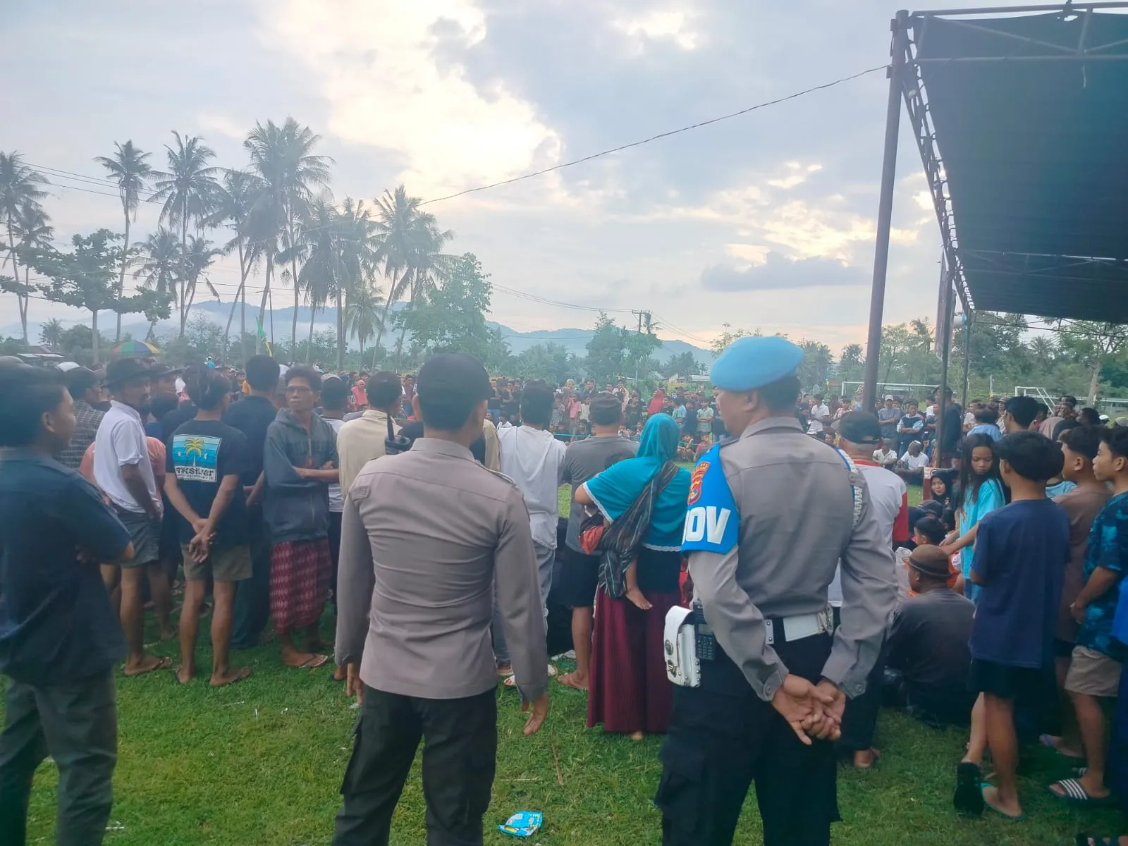 Sinergi Polri dan Warga Sukseskan Peresean HUT Desa Kuripan Timur